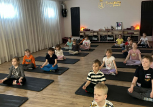 "Motylki" w sali określanej mianem "harmonia" podczas ćwiczeń wyciszających i odprężających.