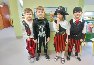 Dzieci z grupy Skrzaty przebrane za piratów.
