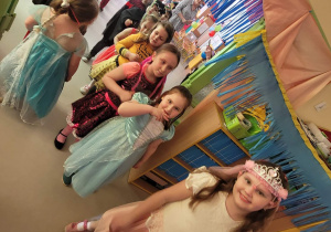 Dzieci podczas przygotowań do pokazu mody.