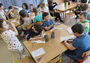 Wycinamy szablon lodówki.