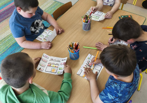 Rysujemy produkty, które należy trzymać w lodówce, by dłużej zachowały przydatność do spożycia.