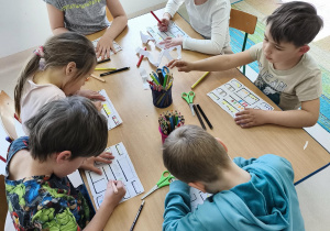 Rysujemy produkty, które należy trzymać w lodówce, by dłużej zachowały przydatność do spożycia.