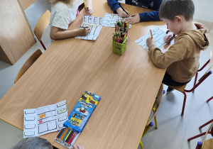 Rysujemy produkty, które należy trzymać w lodówce, by dłużej zachowały przydatność do spożycia.