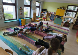 Dzieci wykonują podane przez chętną osobę ćwiczenie.