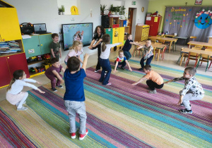 Dzieci wykonują podane przez chętną osobę ćwiczenie.