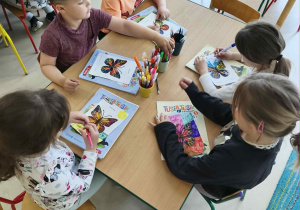 Kolorujemy szablon żabek/motylków za pomocą mazaków.