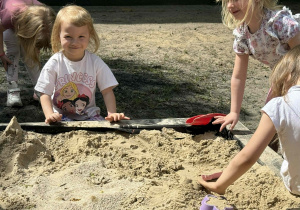 Dzieci tworzą swoje piaskowe budowle.