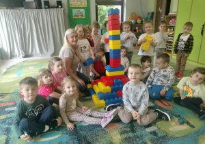 Dzieci i ich grupowa piramida.
