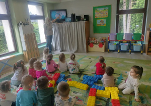 Dzieci zdobywają informacje dotyczące piramid.