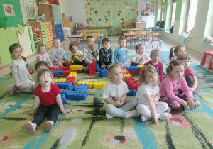 Dzieci zdobywają informacje dotyczące piramid.