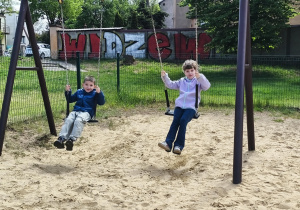 "Pszczółki" bawią się na placu zabaw w centrum miasta.