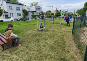Dzieci korzystają z siłowni plenerowej w centrum miasta.