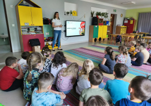 Przedstawicielka PKP PLK przedstawia dzieciom cel spotkania.