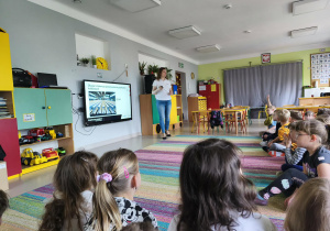 Starszaki nazywają elementy związane z PKP, które zaprezentowane zostały na ekranie multimedialnym.