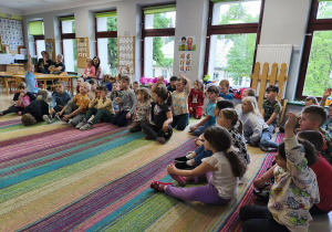 Dzieci z grup najstarszych podczas rozmowy z p. Magdaleną Kistelą nt. bezpieczeństwa na przejazdach kolejowych.