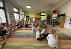 Zajęcia nt. bezpiecznego przejazdu przez tory kolejowe wśród dzieci młodszych.