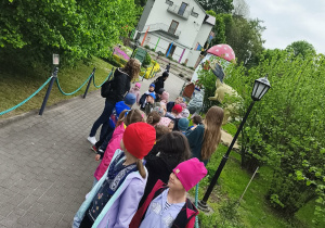 "Pszczółki" spacerują po ścieżce mezozicznej, słuchając ciekawostek od pani przewodnik.