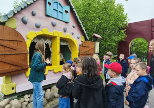 Spacerujemy po ścieżce edukacyjnej, przedstawiającej w kolorowej scenerii postaci ze znanych i lubianych bajek. Podczas spaceru pani przewodnik przypominała treść bajek oraz płynące z nich morały.