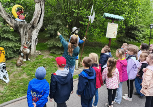 Ścieżka edukacyjna przedstawiająca w kolorowej scenerii postaci ze znanych i lubianych bajek. Podczas spaceru przewodnik przypomina treść bajek oraz płynące z nich morały.