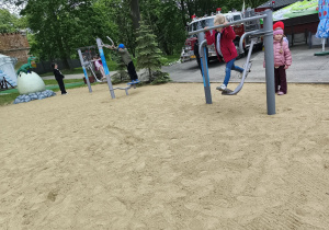 Czas wolny na zewnętrznym placu zabaw - mini siłownia plenerowa.