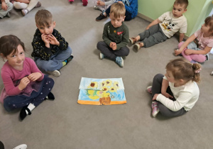 Dzieci prezentują złożone puzzle.