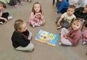 Dzieci prezentują złożone puzzle.
