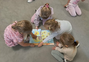 Dzieci prezentują złożone puzzle.