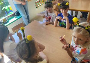 Degustacja wafelków z miodem w grupie "Pszczółek".