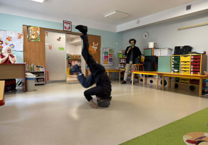 Pokaz tańca break dance.