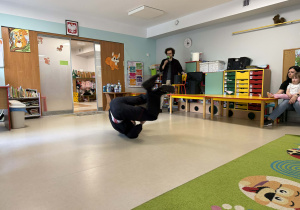 Pokaz tańca break dance.