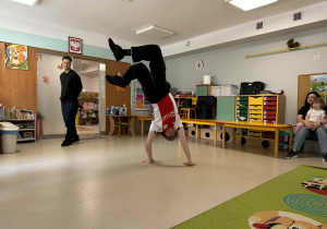 Pokaz tańca break dance.