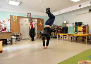 Pokaz tańca break dance.