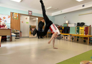 Pokaz tańca break dance.