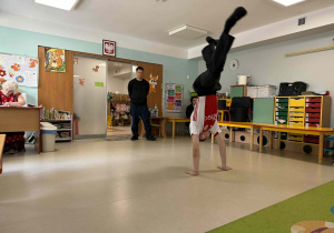 Pokaz tańca break dance.