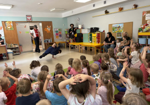 Pokaz tańca break dance.