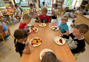 Degustacja pysznych, zdrowych, kolorowych przekąsek w grupie "Motylków".