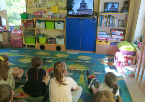 "Motylki" oglądają film edukacyjny nt. Francji.