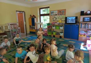 "Motylki" oglądają film edukacyjny nt. Francji.