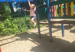 Grupa dziewczyn spędza czas na konstrukcjach na placu zabaw w Parku Miejskim.