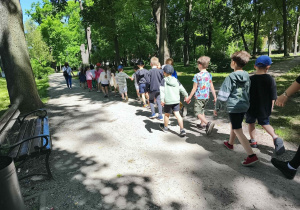 Wracamy spacerkiem przez park do naszego przedszkola.