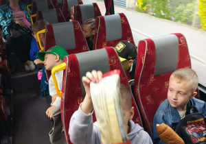 Dzieci z grupy "Motylków" w drodze do Parku Rozrywki "Dinopark" w Kołacinku.