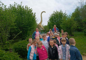 "Motylki" spacerują po ścieżce mezozicznej, słuchając ciekawostek od pani przewodnik.