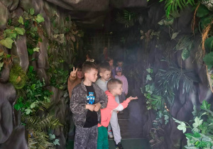 Zwiedzamy interaktywną wystawę, w której oglądaliśmy narodziny dinozaura oraz wybuch wulkanu.