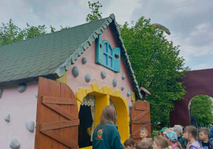 Spacerujemy po ścieżce edukacyjnej, przedstawiającej w kolorowej scenerii postaci ze znanych i lubianych bajek. Podczas spaceru pani przewodnik przypominała treść bajek oraz płynące z nich morały.