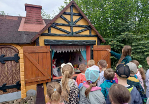 Spacerujemy po ścieżce edukacyjnej, przedstawiającej w kolorowej scenerii postaci ze znanych i lubianych bajek. Podczas spaceru pani przewodnik przypominała treść bajek oraz płynące z nich morały.