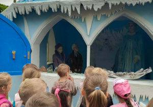 Spacerujemy po ścieżce edukacyjnej, przedstawiającej w kolorowej scenerii postaci ze znanych i lubianych bajek. Podczas spaceru pani przewodnik przypominała treść bajek oraz płynące z nich morały.