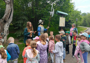 Spacerujemy po ścieżce edukacyjnej, przedstawiającej w kolorowej scenerii postaci ze znanych i lubianych bajek. Podczas spaceru pani przewodnik przypominała treść bajek oraz płynące z nich morały.