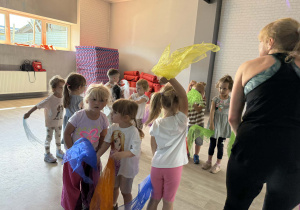 Dzieci biorą udział w proponowanych zabawach ruchowych.