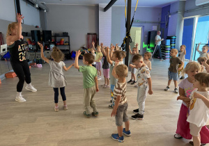 Dzieci biorą udział w proponowanych zabawach ruchowych.