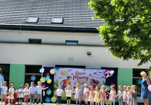 Występy grupy I "Jeżyków" na tarasie przedszkolnym.